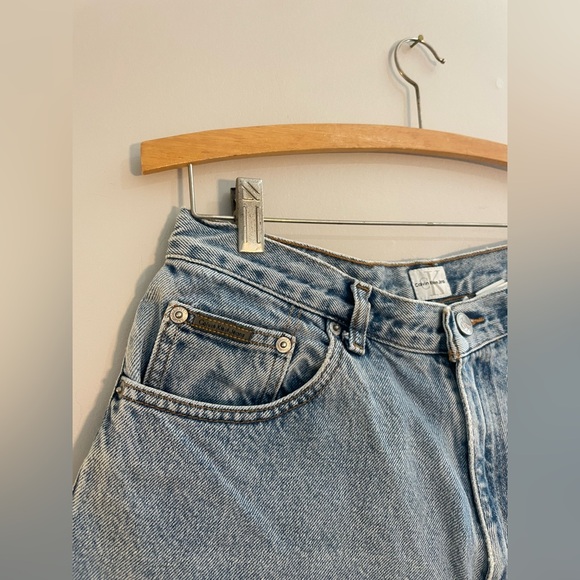 Vintage Calvin Klein Light Wash Cuffed Jean Shorts - Picture 5 of 8